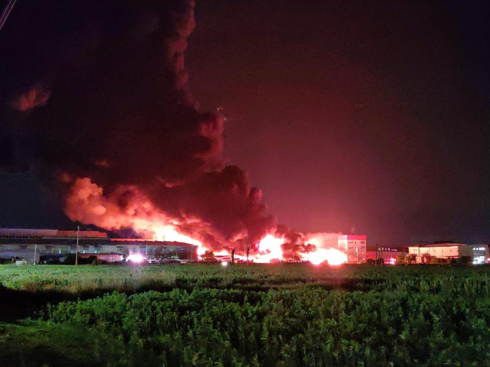 台南佳里一處塑膠工廠昨晚（5/13）發生大火。翻攝臉書