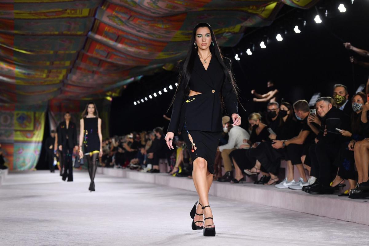 Versace Dua Lipa 2021 Runway