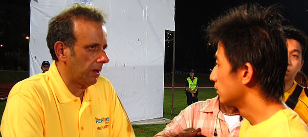 Kenneth Jeyaretnam addresses the concerns of a member of the public after the Reform Party rally on Thursday, 28 April. (Yahoo! photo/ Ewen Boey)