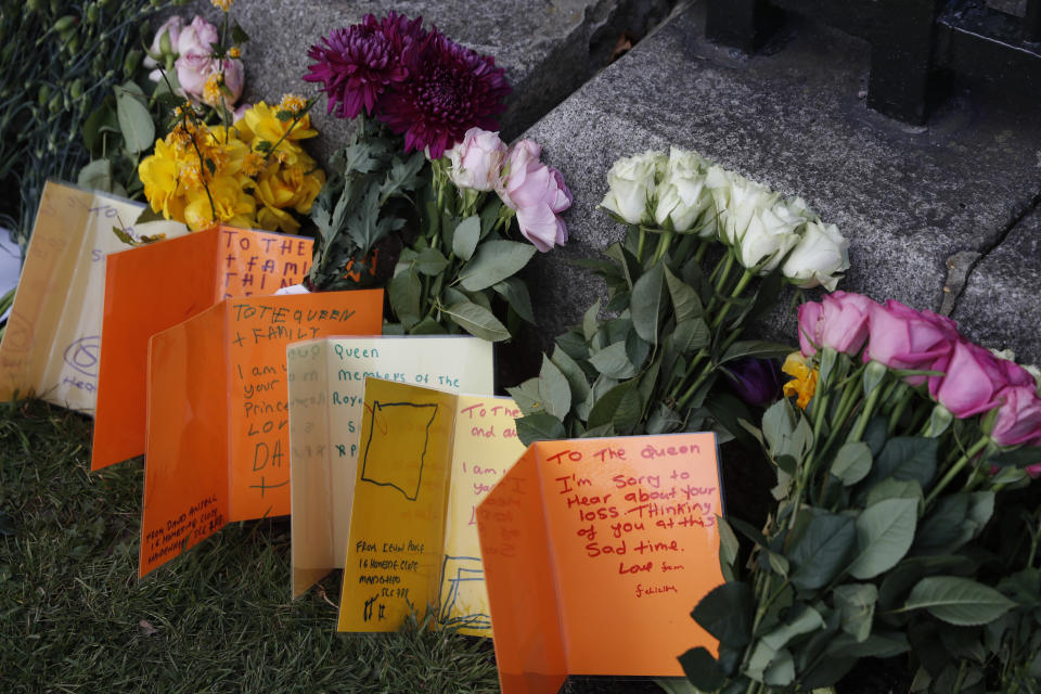 Tarjetas escritas por niños y flores recuerdan a Felipe de Inglaterra en el exterior del castillo de Windsor, Inglaterra, el 16 de abril de 2021. (AP Foto/Alastair Grant)