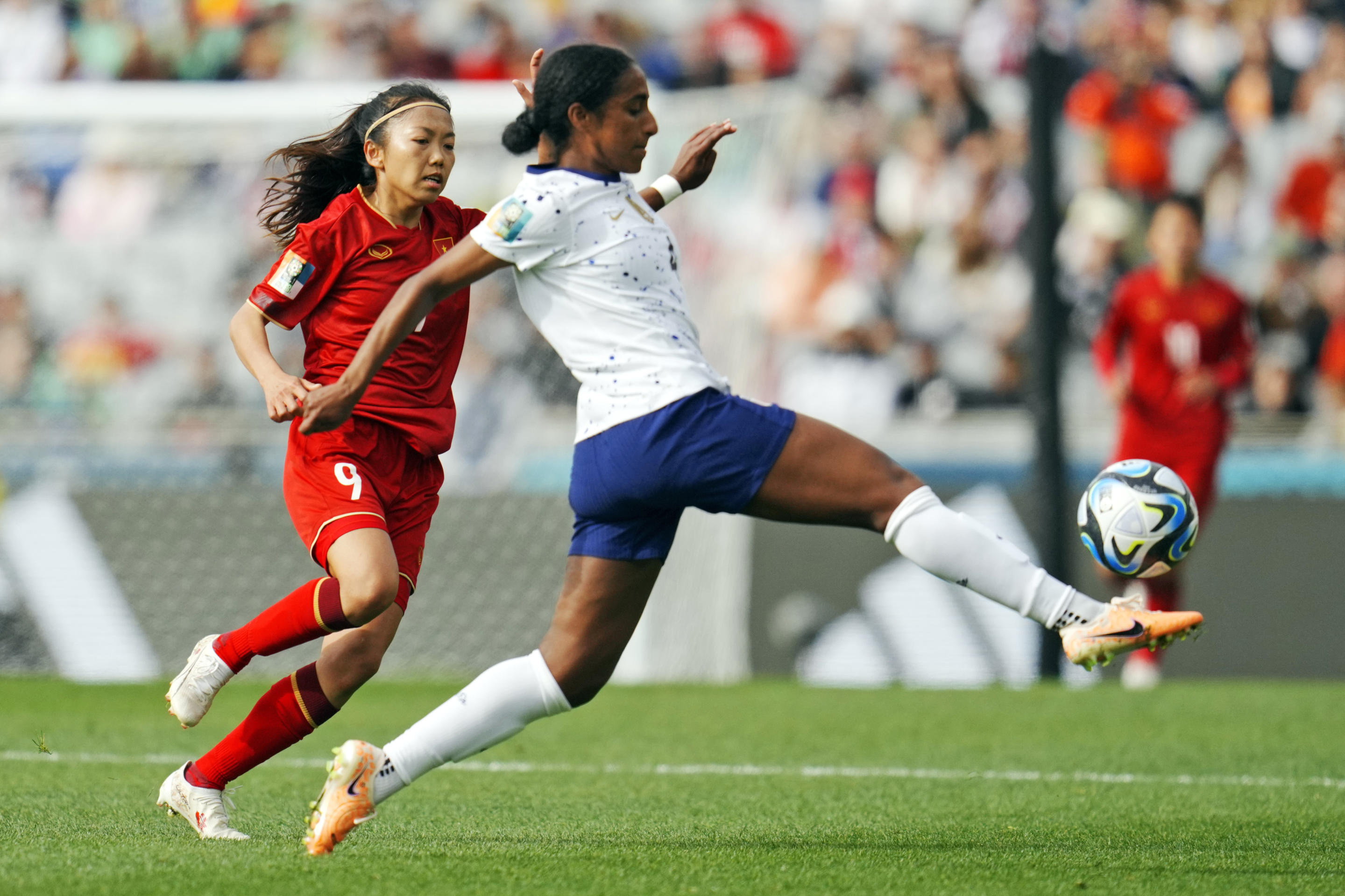 United States' Naomi Girma, front, controls the ball as Vietnam's Nhu Huynh (9) chases during the first half of the Women's World Cup Group E soccer match between the United States and Vietnam at Eden Park in Auckland, New Zealand, Saturday, July 22, 2023. (AP Photo/Abbie Parr)