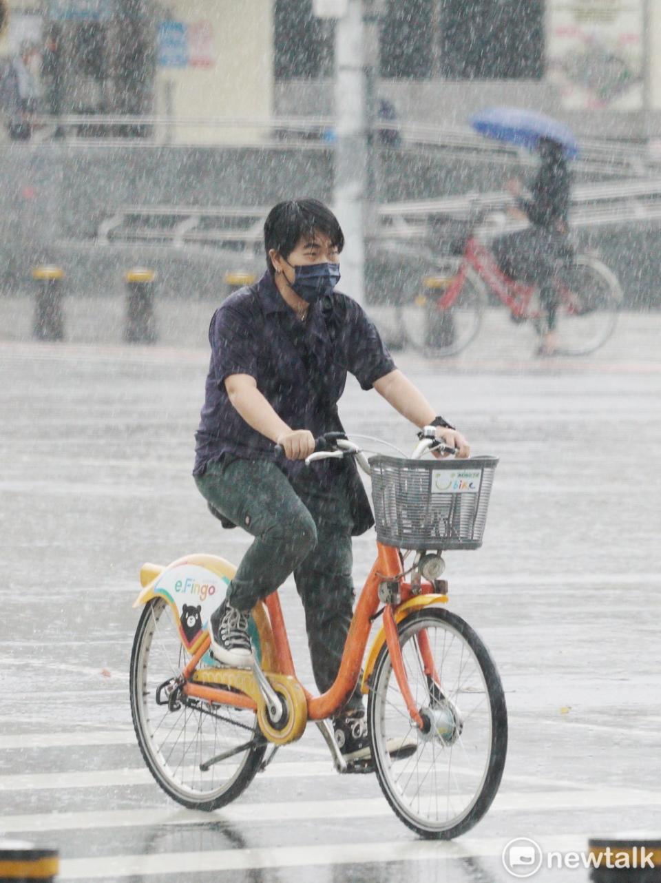 今天清晨到上午鋒面來襲，北台灣出現強對流降雨，尤其雙北災情明顯。   圖：張良一／攝（資料照）