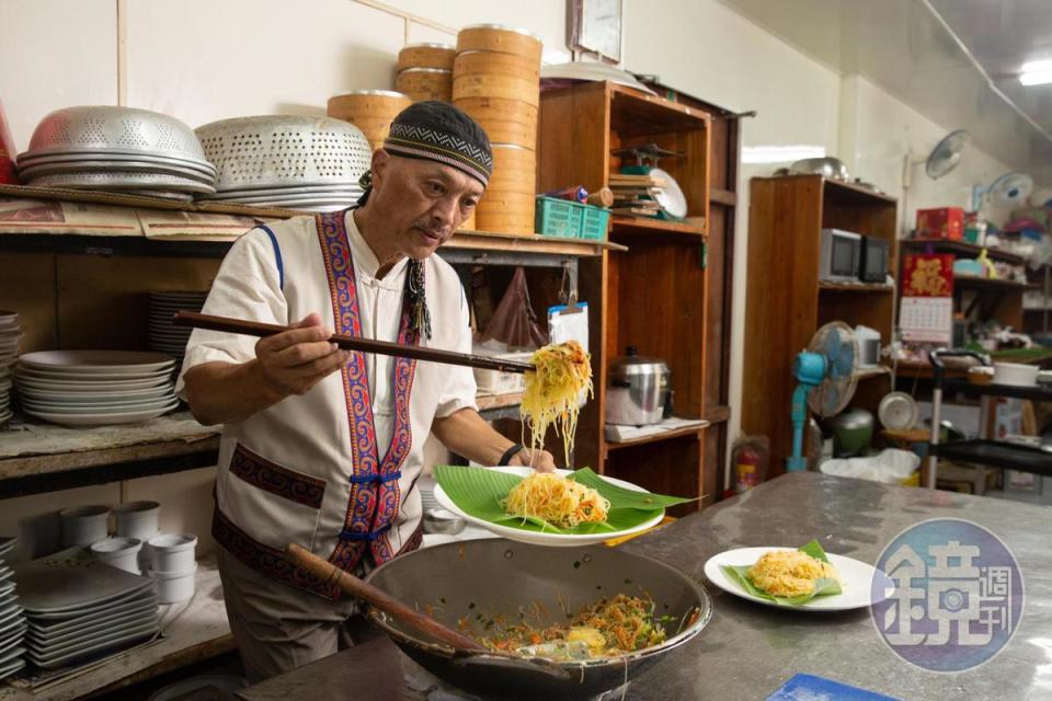 南賢天擁有乙級廚師執照，利用太太娘家販售的米粉，設計「阿嬤的炒米粉」料理。