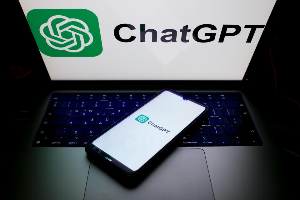El logotipo del ChatGPT aparece en la pantalla de un smartphone y de un ordenador en Atenas, Grecia, el 24 de abril de 2024. (Fotografía de Nikolas Kokovlis/NurPhoto vía Getty Images)