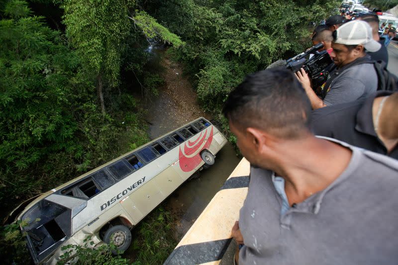 Bus accident leaves passengers injured and dead, on the outskirts of Tegucigalpa