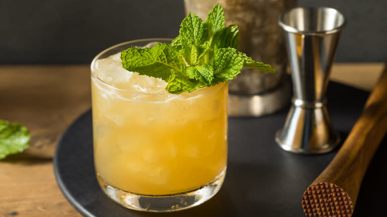 whiskey mint cocktail
