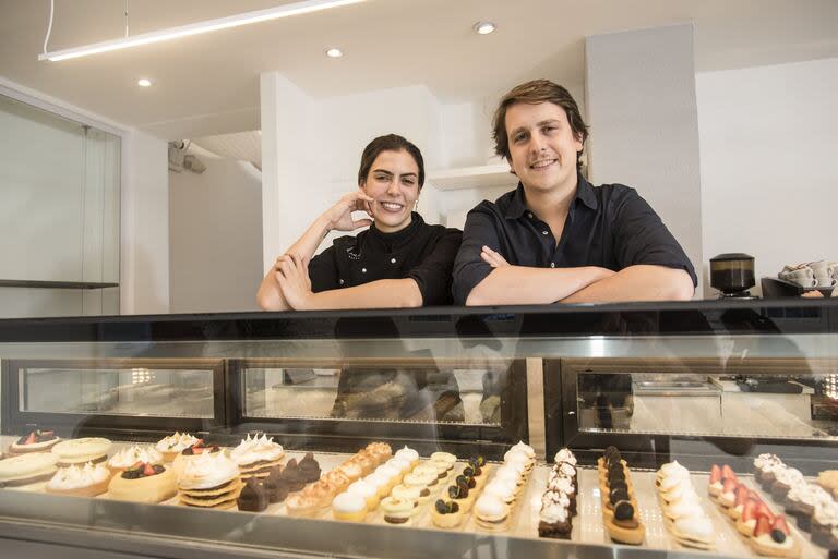 Christian Soldán, junto a su novia Denise Álvaro, en su pastelería