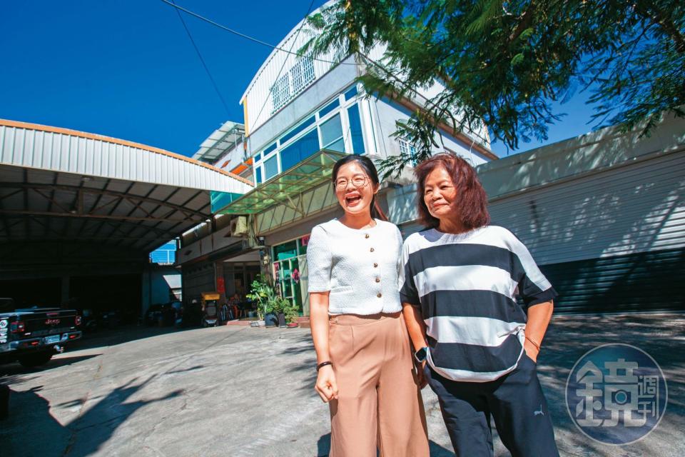 黃媽媽（右）打算將透天厝移轉給女兒，但透過贈與或買賣，日後女兒售屋應繳付的房地合一稅，差距竟達倍數。