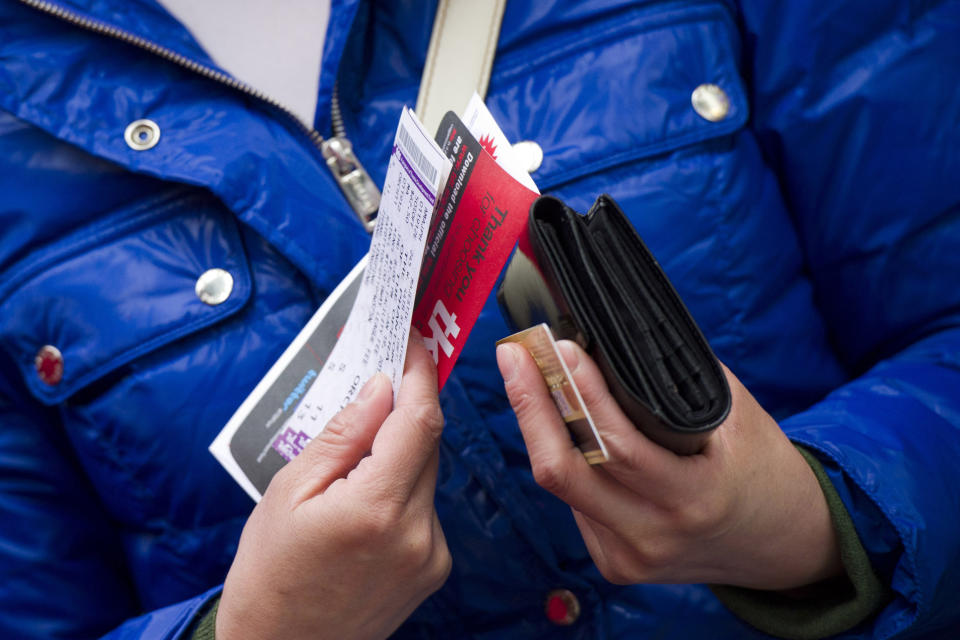 En esta foto del 19 de enero del 2012, una persona compra una entrada para un espectáculo de Broadway en la casilla de descuento TKTS de Times Square en Nueva York. (AP Foto/Charles Sykes, Archivo)