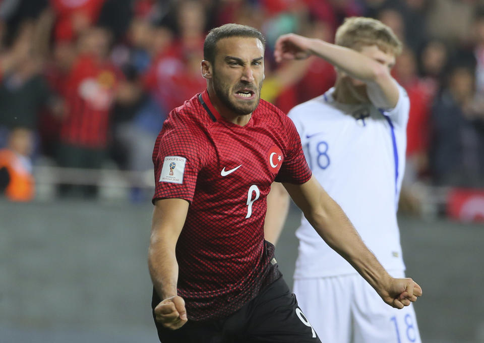 El jugador de Turquía, Cenk Tosun, festeja un gol contra Finlandia en las eliminatorias europeas del Mundial el viernes, 24 de marzo de 2017, en Antalia, Turquía. (AP Photo)