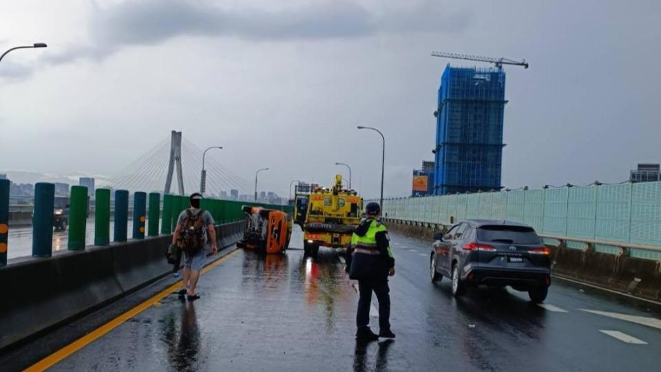 小轎車擦撞中央分隔島後失控翻覆。（圖／民眾提供）