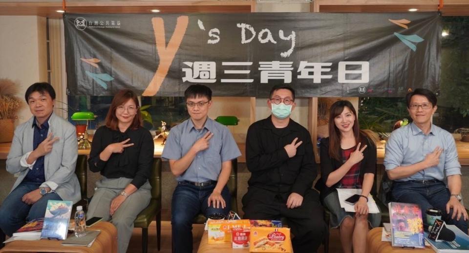 Y’s Day「週三青年日」15日以「誰才是土地的主人？台灣地方政治面面觀」，與青年朋友探討地方政治的影響。圖左起沈有忠、嚴婉玲、陳方隅、張辰漁、陳乃瑜、董思齊。（台灣智庫提供）