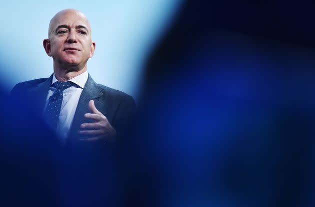 Le fondateur de Blue Origin, Jeff Bezos, prend la parole après avoir reçu le prix d'excellence 2019 de la Fédération internationale d'astronautique (IAF) dans l'industrie lors du 70e Congrès international d'astronautique le 22 octobre 2019.  (Photo: MANDEL NGAN via Getty Images)