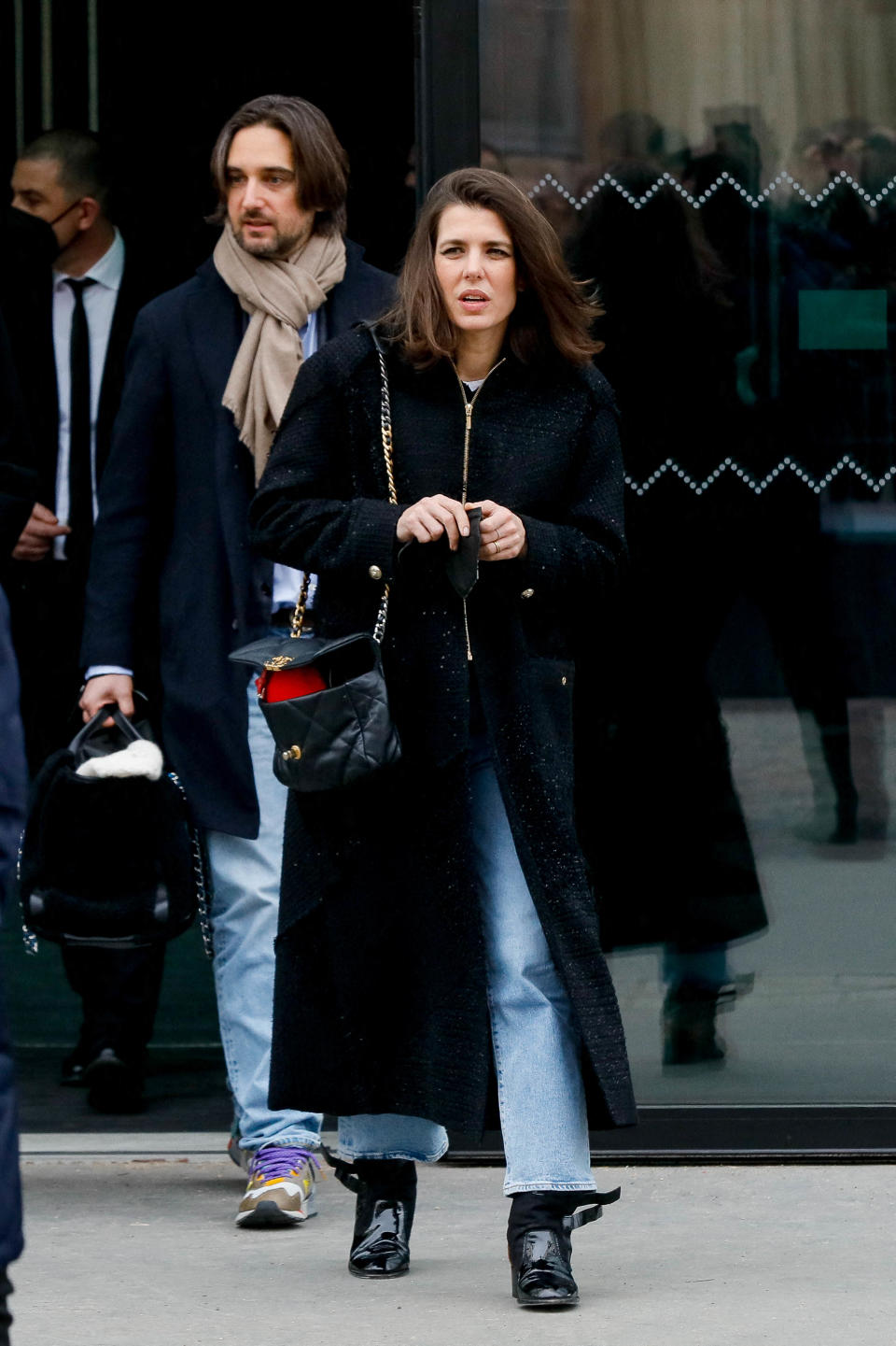 Photos - Charlotte Casiraghi défile à cheval pour Chanel sous les yeux de belle maman Carole Bouquet !