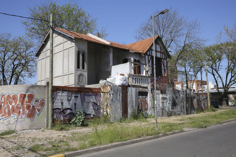 Solo queda en pie una de las casas normandas gemelas, en 16 y 62