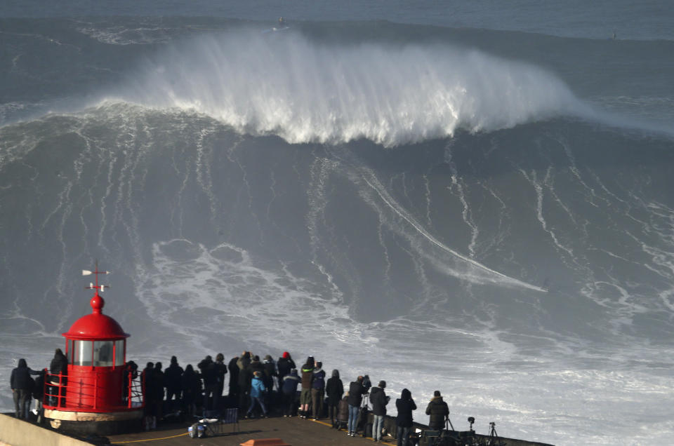 <p>Der deutsche Profi-Surfer Sebastian Steudtner auf einer Riesenwelle im portugiesischen Nazaré. Der Surfspot ist für einige der größten surfbaren Wellen der Welt bekannt. (Bild: AP Photo/Armando Franca) </p>