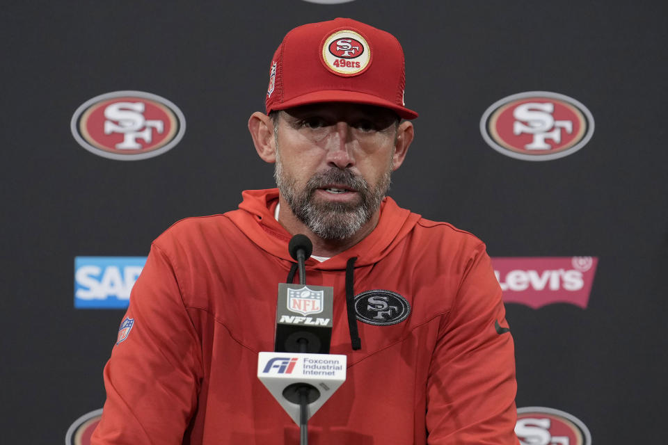 Der Cheftrainer der San Francisco 49ers, Kyle Shanahan, könnte ihm eine Neuanfangswoche im Jahr 2023 ermöglichen (AP Photo/Tony Avelar)