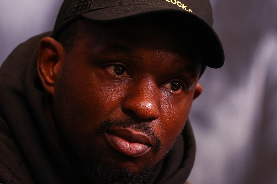 La británica Dillian Whyte observa durante una conferencia de prensa conjunta con el poseedor del título de peso pesado del Consejo Mundial de Boxeo (CMB) Tyson Fury de Gran Bretaña en el estadio de Wembley en el oeste de Londres, el 20 de abril de 2022 antes de su partido.  - Tyson Fury está listo para tener su primera pelea en casa en casi cuatro años cuando defienda su título de peso pesado del Consejo Mundial de Boxeo (CMB) en un choque totalmente británico contra Dillian Whyte en el estadio de Wembley el 23 de abril. (Foto de Adrian DENNIS) / AFP) (Foto de ADRIAN DENNIS/AFP vía Getty Images)