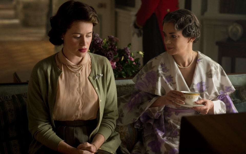 Victoria Hamilton with Claire Foy in the Crown - Netflix