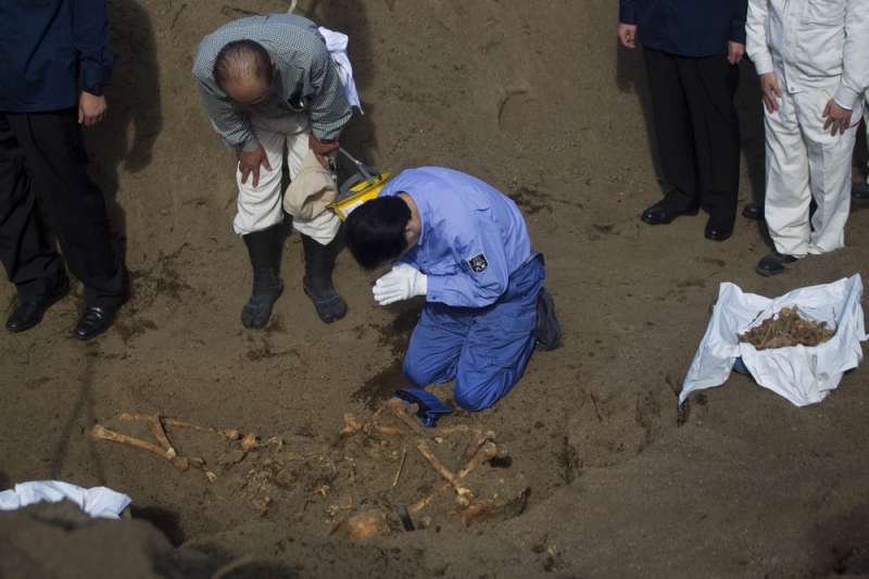 2010年資料照，日本時任首相菅直人前往硫磺島，悼念死於當地的日本士兵遺骸。（AP）