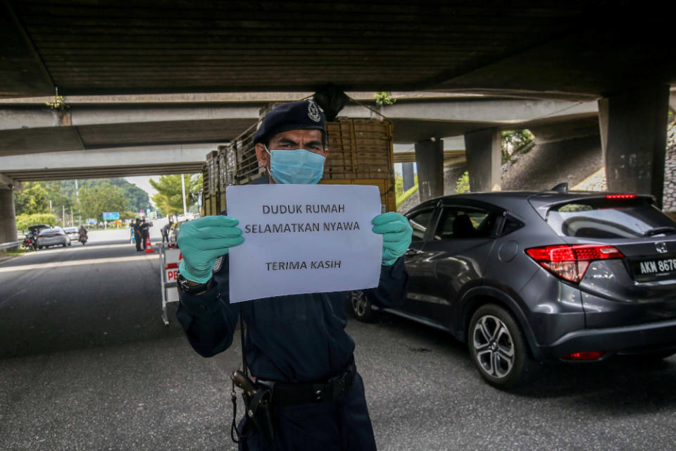 A police road block is seen at Jalan Kuala Kangsar following the movement control order to curb the spread of Covid-19 infection March 20, 2020. — Picture by Farhan Najib