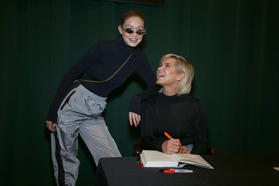 La supermodelo Gigi Hadid junto a su madre Yolanda durante la presentación de su libro "Believe Me: My Battle with the Invisible Disability of Lyme Disease" en 2017 en Nueva York. (Getty Images)