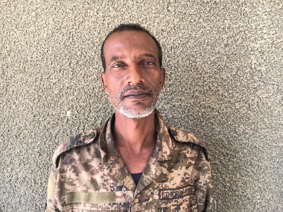 El capitán Yetneberk Tesfaye, de la División 31 de la Fuerza de Defensa Nacional de Etiopía, declaró que fue testigo del asesinato de tres trabajadores humanitarios a manos del ejército etíope en la región de Tigré. (The New York Times)