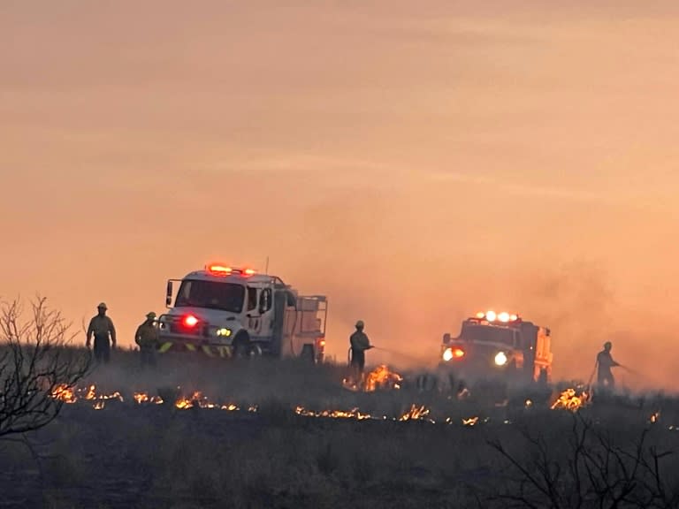 Cette photo prise par le service d'incendie d'Amarillo montre des pompiers luttant, le 28 février 2024, contre un incendie dans le nord du Texas. (Amarillo Fire Department/AFP - -)