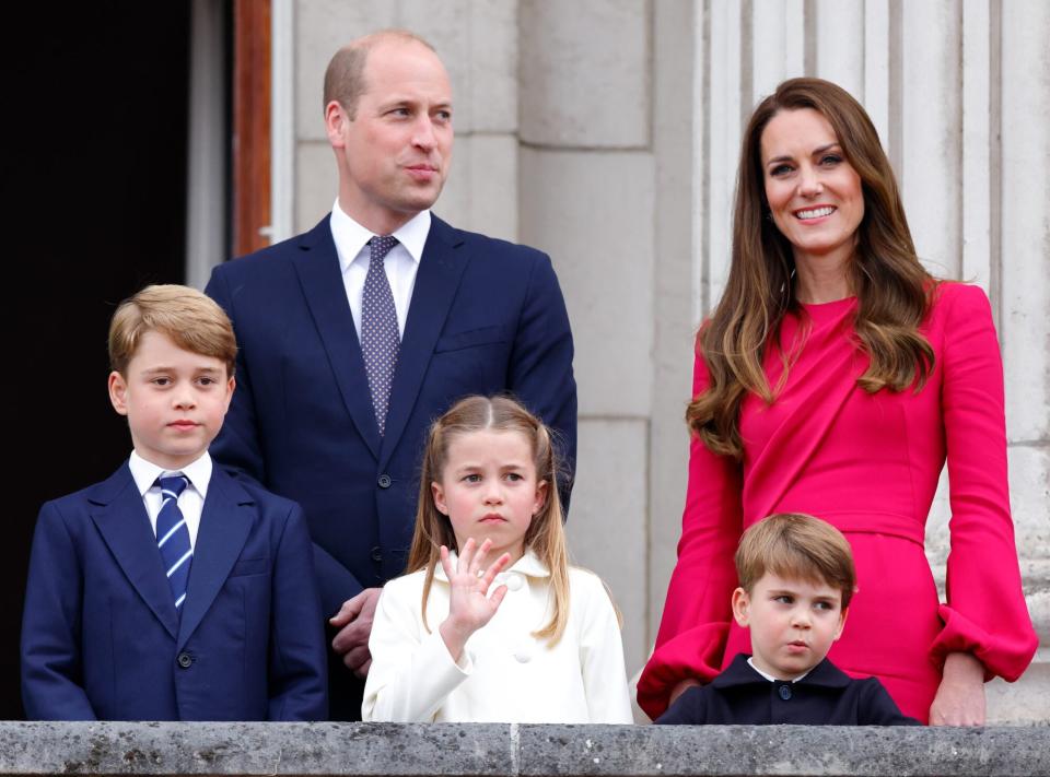 Kate y William con sus tres hijos en el balcón durante el jubileo/Getty Images.