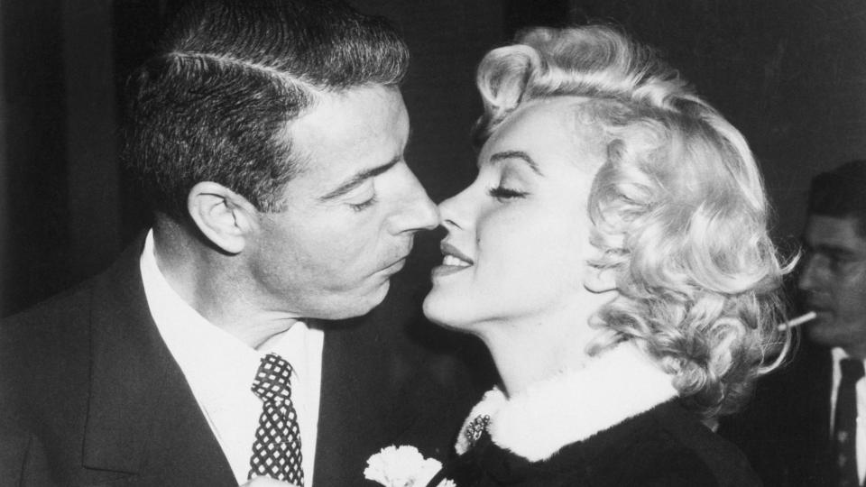 joe dimaggio and marilyn monroe kiss