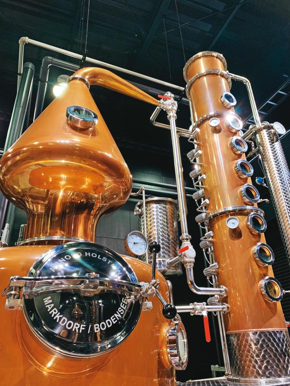 廣島中國釀造的櫻尾蒸餾所，靠這套結合壺式（左）與柱式（右）的Hybrid蒸餾器，可做琴酒，也可做威士忌。