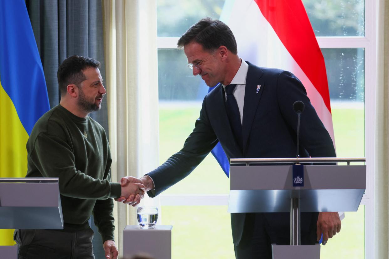 Ukraine's President Volodymyr Zelenskiy shakes hands with Prime Minister Mark Rutte during a press conference, in the Hague, Netherlands (REUTERS)