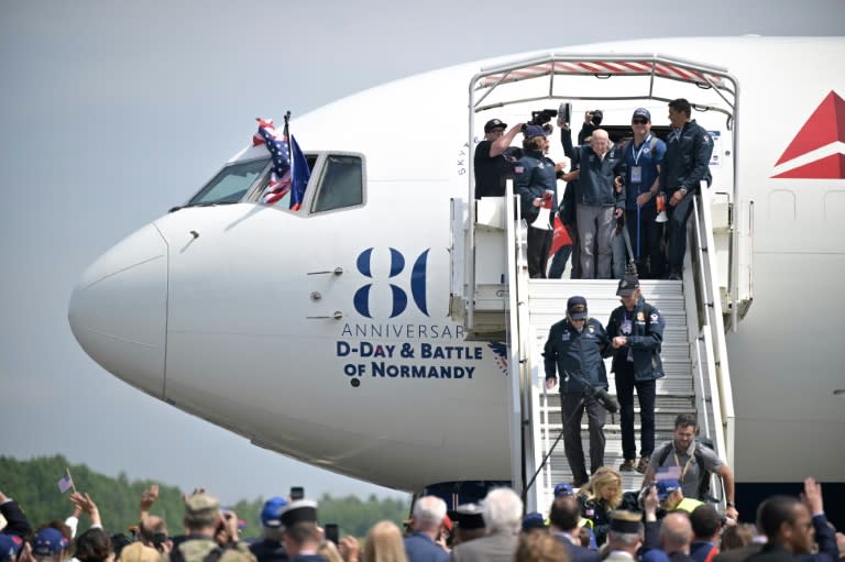 Les premiers vétérans débarquent à l'aéroport de Deauville-Normandie à Saint-Gatien-des-Bois dans le Calvados le 3 juin 2024 (Lou Benoist)