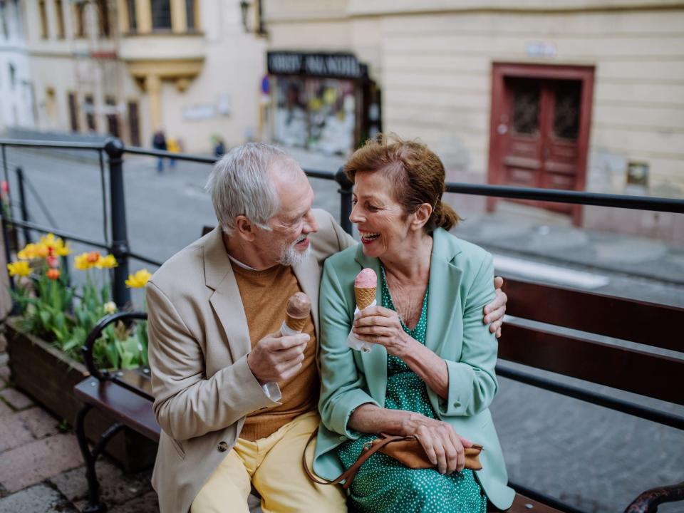 Unsere Autorin hegt einen gewissen Neid auf ihren Mann, der bereits im Ruhestand ist. Sie kann es kaum erwarten, dass sie zusammen nach Italien reisen. (Symbolbild) - Copyright: Halfpoint Images/Getty Images