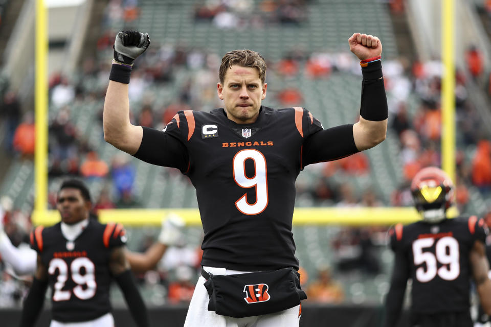 スポーツ CINCINNATI, OH - DECEMBER 11: Joe Burrow #9 of the Cincinnati Bengals stretches prior to an NFL football game against the Cleveland Browns at Paycor Stadium on December 11, 2022 in Cincinnati, Ohio. (Photo by Kevin Sabitus/Getty Images)