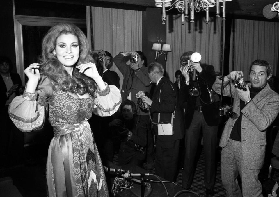 Raquel Welch poses with journalists in Paris in 1970.