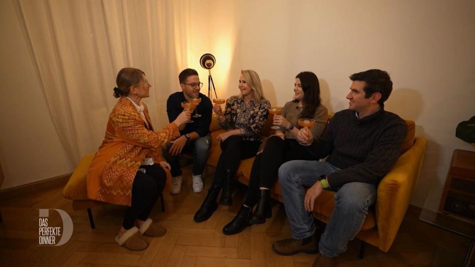 Tabea, Kersten, Rosi, Caro und Leo treffen zum ersten Mal aufeinander. Der erste Eindruck: passt!
 (Bild: RTL)