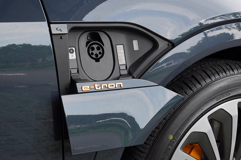e-tron Sportback 55 quattro S line具備交流電與直流電充電孔，右側為用於交流電充電。