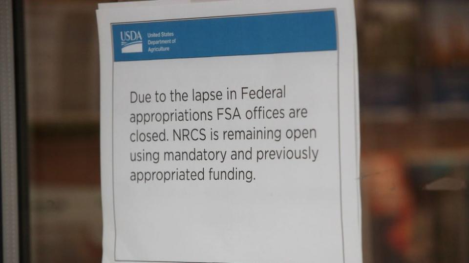 Anuncio de cierre de oficinas gubernamentales en EE.UU. por falta de financiamiento federal.