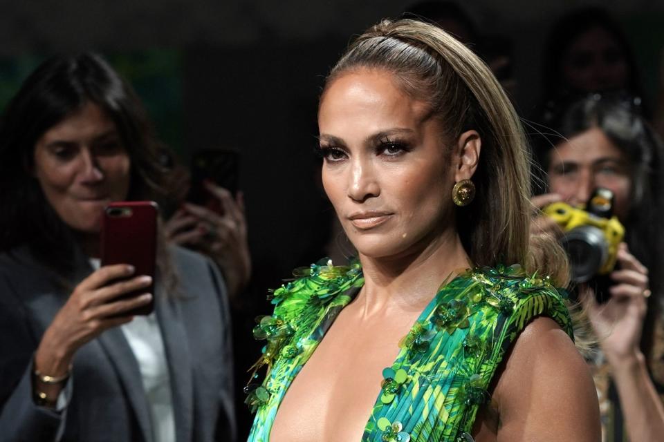 Da staunte nicht nur die Modewelt: Als Jennifer Lopez im September 2019 in Mailand für Versace über den Laufsteg lief, trug sie eine Neuinterpretation des tief ausgeschnittenen Dschungelkleides, mit dem sie bereits im Jahr 2000 bei den Grammys einen sensationellen Auftritt hinlegte. Der Unterschied von 19 Jahren? Kaum bemerkbar! (Bild: 2019 Getty Images/Vittorio Zunino Celotto)