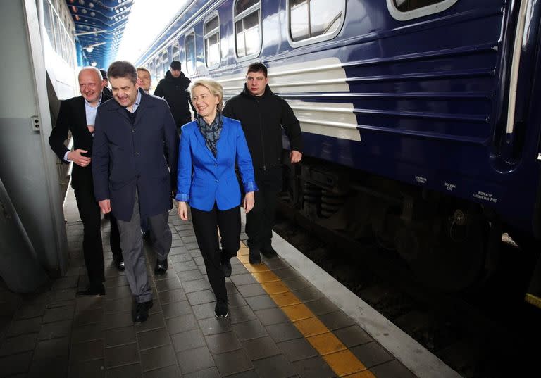 09/05/2023 Ursuela Von der Leyen llega a Kiev para celebrar el día de Europa en Ucrania.  La presidenta de la Comisión Europea, Ursula von der Leyen, ha llegado en la mañana de este martes a Ucrania, en una visita que coincide con el día de Europa y en la que se reunirá con el presidente ucraniano, Volodimir Zelenski.  POLITICA COMISIÓN EUROPEA