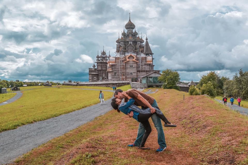 Couple capture their global dip-kisses at landmark locations