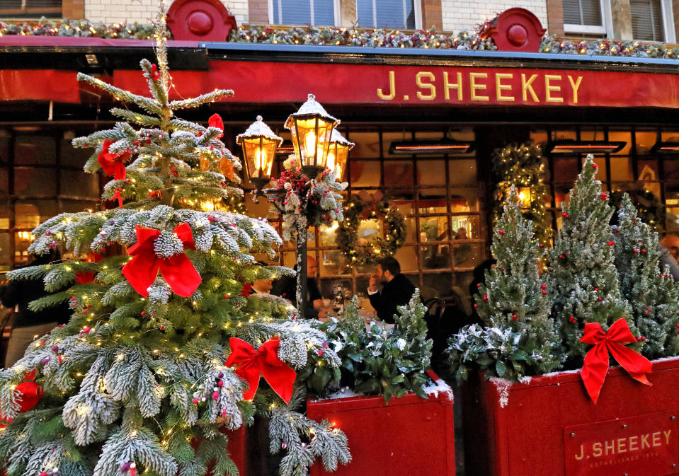 LONDON, UNITED KINGDOM - 2020/12/03: Dickensian theme to the decorations outside J Sheekey restaurant.
Christmas Decorations around London as most retail and hospitality venues are open and looking forward to the rest of the festive season. (Photo by Keith Mayhew/SOPA Images/LightRocket via Getty Images)