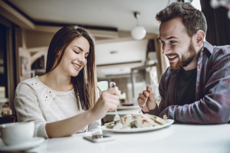 Un estadounidense decidió cobrarle a su cita la cena que habían tenido semanas antes porque esta no respondió sus mensajes de texto. [Foto: Getty]