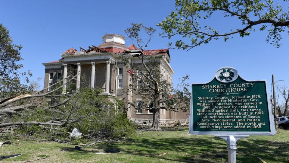 Edificio institucional dañado en Rolling Fork.