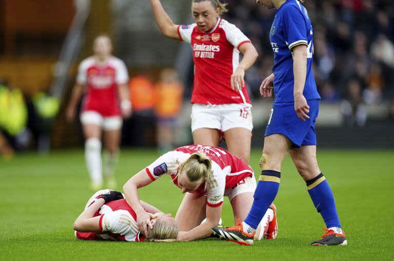 Stina Blackstenius es la primera persona que se acerca a su compañera Frida Maanum, quien cayó desplomada durante la final entre Arsenal y Chelsea, por la Copa de la Liga inglesa