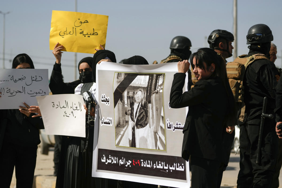 #Iraqis protest gender violence after YouTube star killed