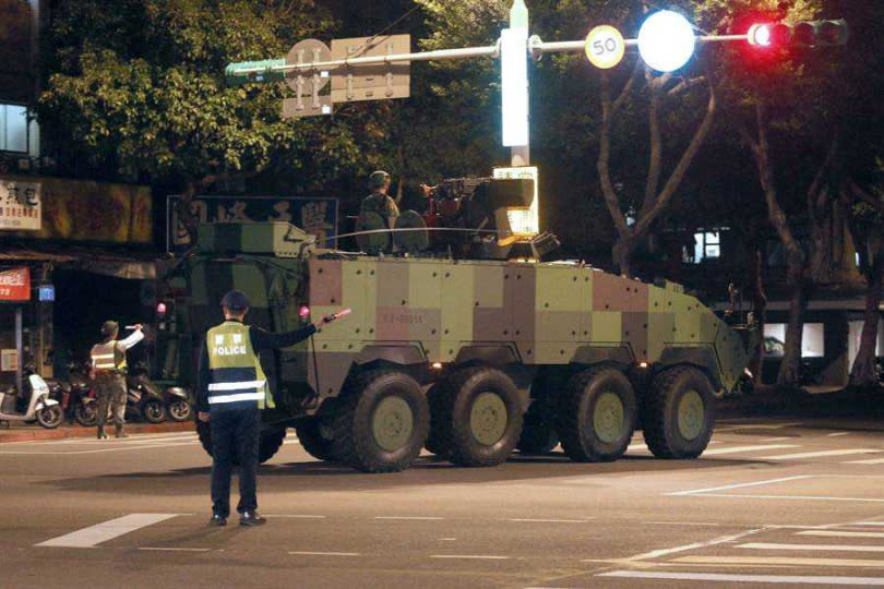 國軍雲豹甲車難得開上北市街道，員警沿路交管開道。（圖／中國時報黃世麒攝）