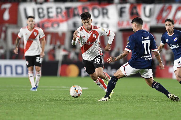 Pablo Solari encara frente a la marca de Gabriel Báez