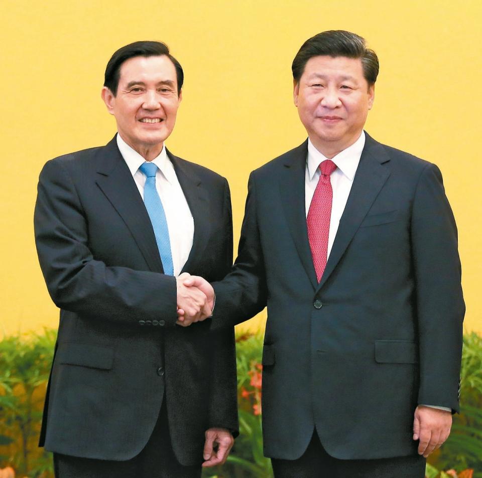 馬習二會10日登場，備受關注。圖為2015年11月7日，時任總統馬英九（左）與中國大陸國家主席習近平（右）在新加坡會面的「世紀之握」。圖／聯合報系資料照片